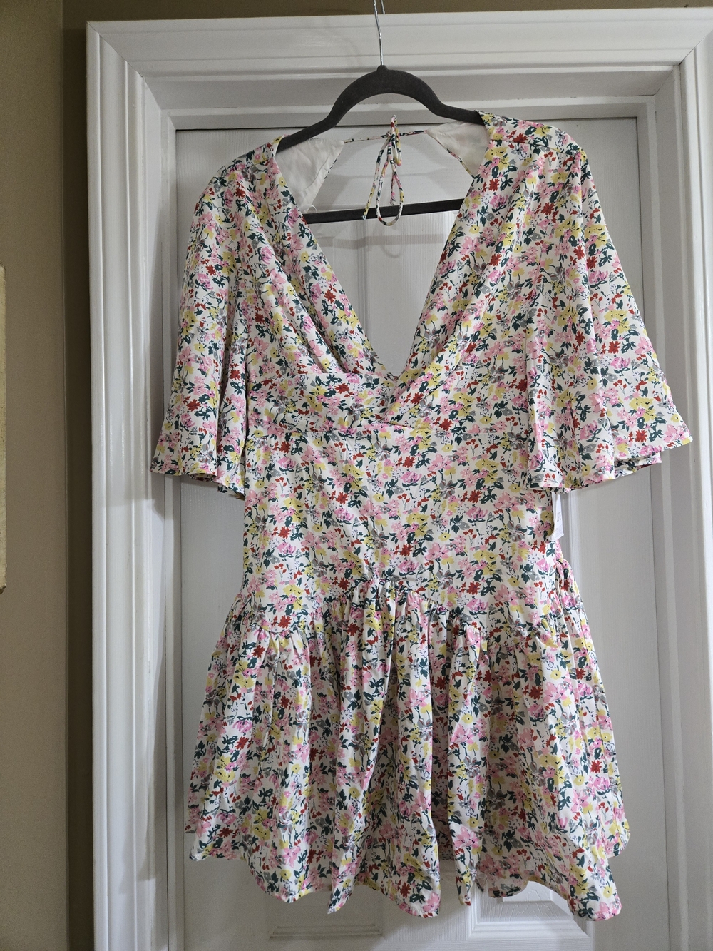NWT Love Triangle Size Large Floral V-Neck Short Sleeve Women’s Romper